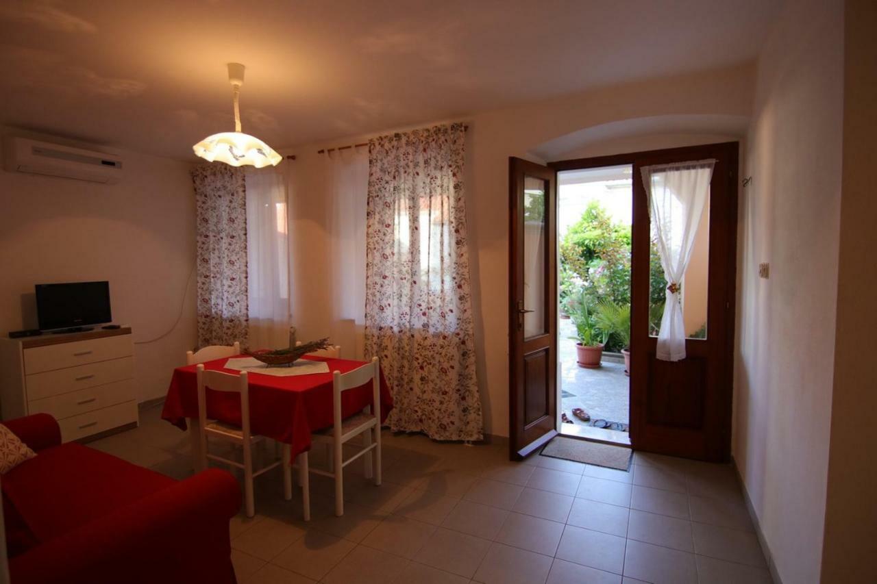 App With A Lovely Patio Mali Lošinj Zewnętrze zdjęcie